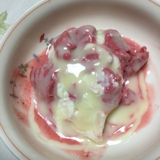イチゴのアイスクリームと豆乳ヨーグルト